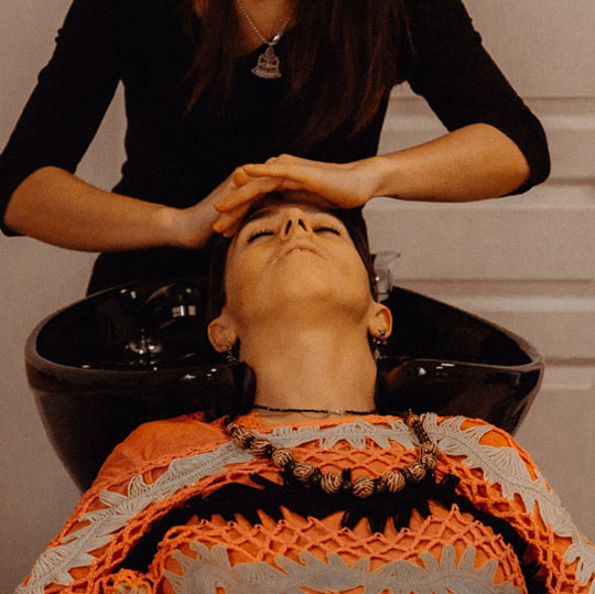 Massage capillaires dans le salon de coiffure Évidence à Balma Toulouse